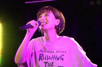 八巻 アンナ